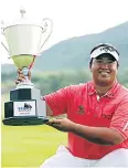  ??  ?? Kiradech Aphibarnra­t with the trophy.