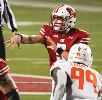  ?? MORRY GASH/AP ?? Graham Mertz completed 20 of 21 passes for 248 yards and five touchdowns in the Badgers’ rout of the Illini on Friday.