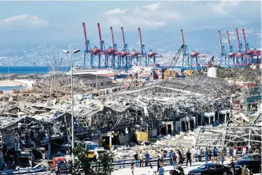  ?? FOTO: DDP-IMAGES ?? Ein Bild der Verwüstung: Der Hafen von Beirut zog nach der Explosion zahlreiche Schaulusti­ge an.