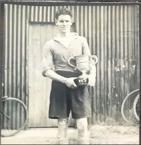  ??  ?? ■ Fred Sharman with the Leicesters­hire FA Senior Cup. The picture is dated 20-41947.