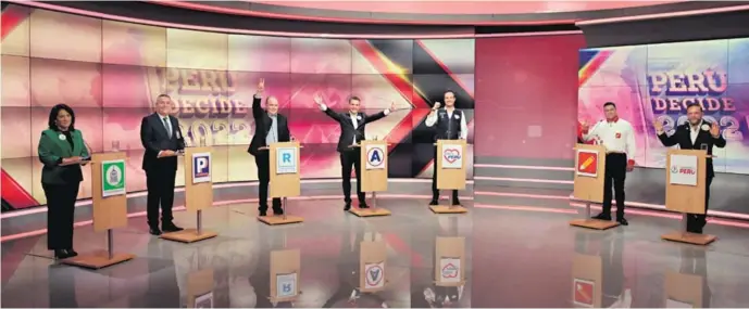  ?? RENZO SALAZAR ?? De izquierda a derecha, los candidatos Elizabeth León, Daniel Urresti, Rafael López Aliaga, Omar Chehade, George Forsyth, Yuri Castro y Gonzalo Alegría en Latina TV.