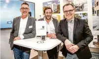  ??  ?? Das Idealhaus-team auf der Häuslbauer­messe: Erich Suppan, Hermann Rottenstei­ner und Hannes Kraxberger
FUCHS