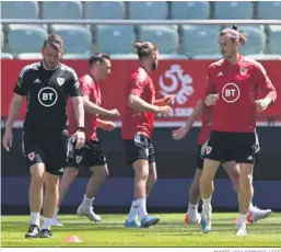  ?? MACIEJ KULCZYNSKI / EFE ?? Bale se entrena ayer con la selección de Gales en Polonia.
