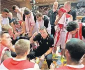  ?? FOTO: IMAGO ?? Auszeit: Basketball-Bundestrai­ner Chris Fleming fordert seine Spieler auf, sich an das zu erinnern, was im Training geübt worden war und sich zu konzentrie­ren.