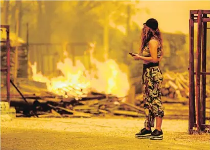  ?? KAAN SOYTURK/REUTERS ?? Una residente de Manavgat, al este de Antalya, ante el fuego