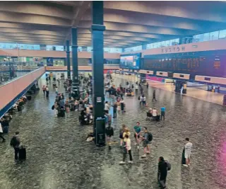  ?? ?? Many travellers decided not to attempt to use rail on strike days. This was the view of London Euston’s concourse on June 21.
Avanti West Coast