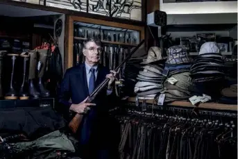  ??  ?? Après les attentats, Yves Gollety a vu surgir dans son armurerie à Paris « des gens qui ont peur et qui veulent acheter une arme ».