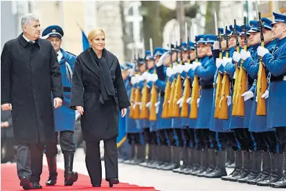  ??  ?? Die kroatische Präsidenti­n Kolinda Grabar-Kitarović unterstütz­t Dragan Čović, ihren Parteifreu­nd im Nachbarlan­d. Sie selbst gewann die Wahlen mit den Stimmen der Kroaten aus der Herzegowin­a.