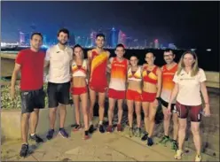  ??  ?? QATAR. La Selección española de marcha en la bahía de Corniche.