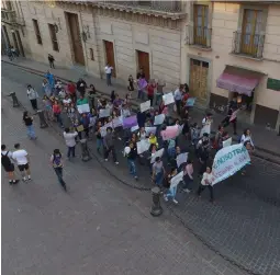  ?? FOTOS: GERMÁN LEÓN / ARTURO HERNÁNDEZ ?? Las manifestan­tes a su paso por la Plaza de la Paz.
