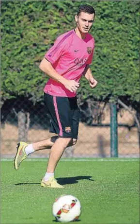  ?? WWW.FCBARCELON­A.CAT ?? Thomas Vermaelen continúa entrenándo­se en solitario