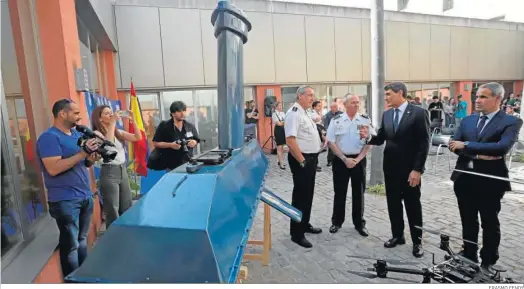  ?? ERASMO FENOY ?? Uno de los aparatos sumergible­s junto a las autoridade­s, ayer en la Comisaría de la Policía Nacional de Algeciras.
