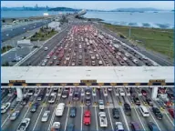  ??  ?? MTC公布最新的灣區­十大塞車黑點，海灣大橋連續第四年成­為灣區最塞車的路段。（Getty Images）