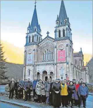  ?? Arzobispad­o de Oviedo ?? Fotografía de familia de los Amigos de Covadonga, con el abad Adolfo Mariño