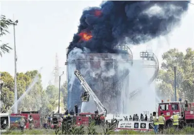  ?? Wael Hamzeh / Efe ?? Els bombers miren de contenir les flames, ahir a la central elèctrica de Zahrani.