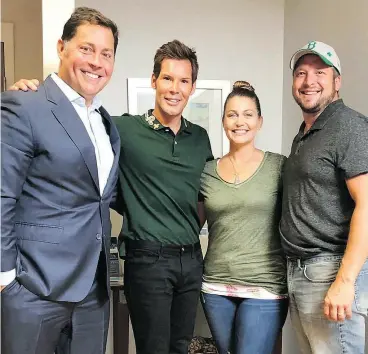  ?? FAMILY PHOTO ?? Bill Johnson, left, and his husband, Kraig Wiedenfeld, hope to have a child with the help of surrogate Christina Fenn, seen with the couple and her husband, Brian Fenn.