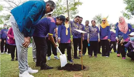  ?? (Foto BERNAMA) ?? Mohd Zuki menanam pokok bersempena Program Kelestaria­n Malaysiaku Indah di Putrajaya, semalam.