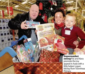  ??  ?? Supermarke­t sweep Pat and Kiera promote the toy appeal in Asda with a little helper Logan McKay from Townhead Primary