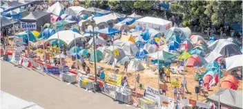  ?? Photo / Mark Mitchell ?? The protesters' village viewed from Parliament House's third floor on day 10 of the antimandat­e protest and occupation.