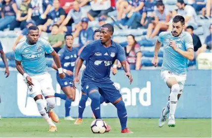  ?? JOSÉ BELTRÁN ?? ► Bryan Angulo (c), autor del gol de la victoria de Emelec ante Universida­d Católica en el estadio Capwell.