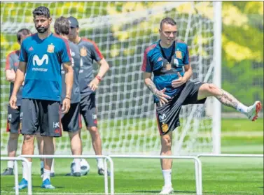  ??  ?? ENCHUFADOS. Diego Costa y Aspas, durante el entrenamie­nto de ayer..