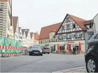  ?? FOTO: TANJA BOSCH ?? Künftig wird es dieses Bild vom Gegenverke­hr auf dem Biberacher Marktplatz nicht mehr geben. An dieser Kreuzung geht es dann nur noch nach rechts auf den Holzmarkt.