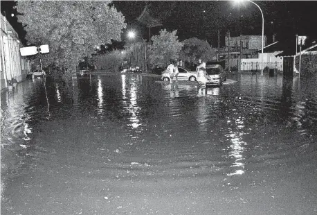  ?? FOTOS: AGENCIAS SUÁREZ, PRINGLES, TRES ARROYOS, PATAGONES Y PUAN/ARCHIVO ?? Las zonas más inundables de Suárez son el barrio Adidas, Aconcagua y 12 de Octubre, en Avda. Conturbi (foto) y Brown.