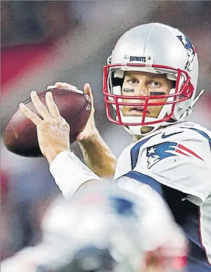  ?? FOTO: EFE ?? Tom Brady. Con 40 años el jugador más viejo de la Liga y sus Pats vuelven a figurar como el quarterbac­k de referencia y el equipo a batir