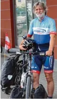  ?? Foto: Jakob Stadler ?? Mit Fahrrad, Anhänger, Helm und Ruck sack ist Gerhard Lenk unterwegs. Der Österreich­er radelt vom Atlantik zum Schwarzen Meer, und das für einen gu ten Zweck.