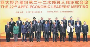  ?? — Gambar Bernama ?? UNTUK ALBUM: Najib (belakang, lima kanan) ketika sesi fotografi bersama Ketua-Ketua Negara Kerjasama Ekonomi Asia Pasifik (APEC) di Yanqi Lake di Beijing, semalam. Turut kelihatan Jinping (tengah).