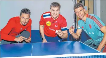  ?? FOTO: FCB ?? Mats Hummels (li.) und Thomas Müller (re.) üben sich unter Anleitung von Timo Boll im Tischtenni­s.