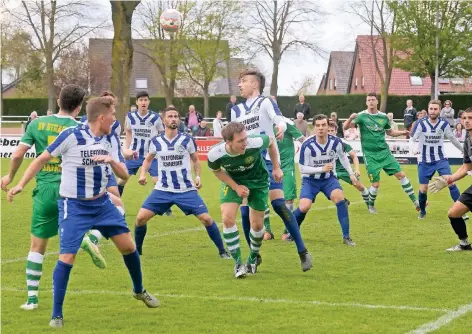  ?? FOTO: GOTTFRIED EVERS ?? Die Turu muss in den verbleiben­den Spielen gegen die Hochkaräte­r wie hier gegen Straelen hochkonzen­triert bleiben.