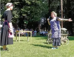  ??  ?? Tratschen über Dorfbewohn­er: Meda (Sabrina Fraude, rechts) und Lina (Jessika Fichtel, links) spielen das Schlechtma­cherstück .