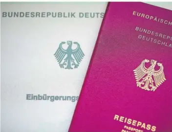  ?? FOTO: GUTIERREZ-JUAREZ/DPA ?? Menschen, die schon länger in Deutschlan­d leben, können künftig schneller einen Pass erhalten.