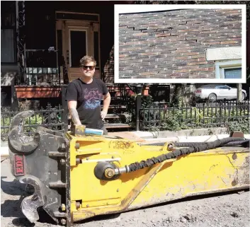  ?? PHOTO BENOÎT PHILIE ?? Mickey Heppner craint que les travaux de réfection en face de chez lui n’aient déjà causé des dommages structurel­s importants à son triplex (en mortaise).