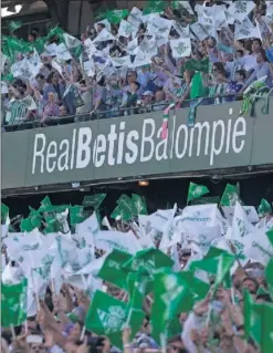  ??  ?? AMBIENTAZO. La afición del Betis, durante un partido liguero.