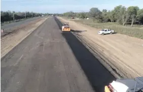  ??  ?? Primeros metros de asfalto colocado en la duplicació­n de la Transchaco, Río Verde. Gentileza.