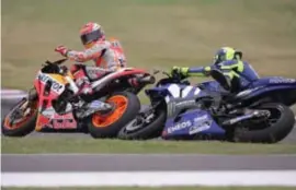  ?? FOTO EPA-EFE ?? Marquez gaat te driest te werk. Hij pakt Rossi in de flank, waardoor de Italiaan tegen de grond gaat.