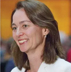  ?? FOTOS:DPA/IMAGO ?? Schulz hat entschiede­n: Bundesfami­lienminist­erin Manuela Schwesig (l.) soll neue Ministerpr­äsidentin von Mecklenbur­g-Vorpommern werden. Ihren Posten besetzt die bisherige Generalsek­retärin Katarina Barley.