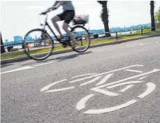  ?? FOTO: DANIEL BOCKWOLDT/DPA ?? Um die Mobilitäts­wende zu schaffen, setzen fast alle Parteien auch auf einen Ausbau des Radwegenet­zes im Land.