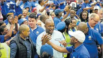  ?? Picture: WERNER HILLS ?? STRONG SUPPORT: DA leader Mmusi Maimane meets supporters at the Babs Madlakane Hall in Uitenhage during the party’s Save Nelson Mandela Bay campaign