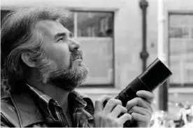  ?? Photograph: Mike Maloney/Mirrorpix ?? ‘You really need to love what you photograph’ ... Kenny Rogers in London in 1977.