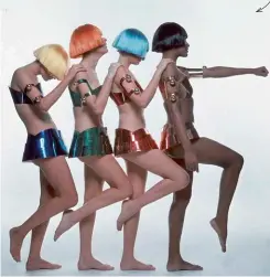  ??  ?? Editorial de moda de Vogue USA (marzo, 1969). Las modelos, con pelucas de colores, van vestidas con tops y minifaldas de Courrèges.