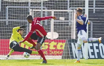  ?? FOTO: ROLF RUPPENTHAL ?? Dominic Altmeier (Mitte) lässt Jägersburg­s Schlussman­n Philip Luck hier keine Chance und trifft zum 1:0. Am Ende hatte Altmeier zwei Treffer auf seinem Konto und Völklingen souverän mit 4:1 gewonnen.