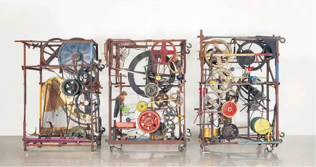  ??  ?? Allzu schweigsam­e Dates mit der Sammlung? Einmal die Stunde durchbrich­t Jean Tinguelys „Méta-Harmonie“(1978) die museale Stille mit Krach.