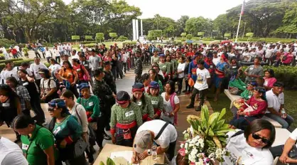  ?? —MARIANNE BERMUDEZ ?? Bused-in Marcos loyalists pay their respects to the late dictator at Libingan ng mga Bayani.