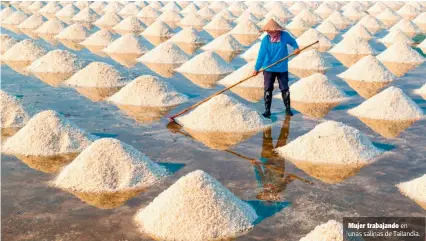  ?? ?? Mujer trabajando en unas salinas de Tailandia.