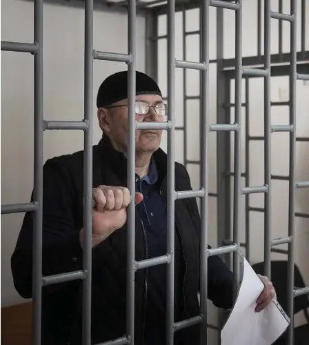  ??  ?? Politisk fånge. Memorialor­dföranden Ojub Titijev har suttit häktad sedan den 9 januari då han greps och anklagades för betraktar honom som politisk fånge.