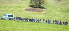  ?? FOTO: DPA ?? Flüchtling­e an der deutsch-österreich­ischen Grenze 2015: So viele Menschen wie damals kommen längst nicht mehr neu ins Land.