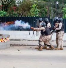  ?? EFE ?? ↑ Policías haitianos lanzan gases lacrimógen­os a manifestan­tes en la plaza Champs de Mars el 2 de febrero.